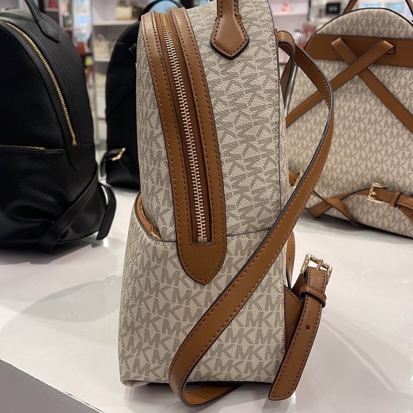 Michael Kors Womens Valerie Medium Logo Backpack 30F2G9VB2B-149 (Vanilla)
NWT - Picture 8 of 16